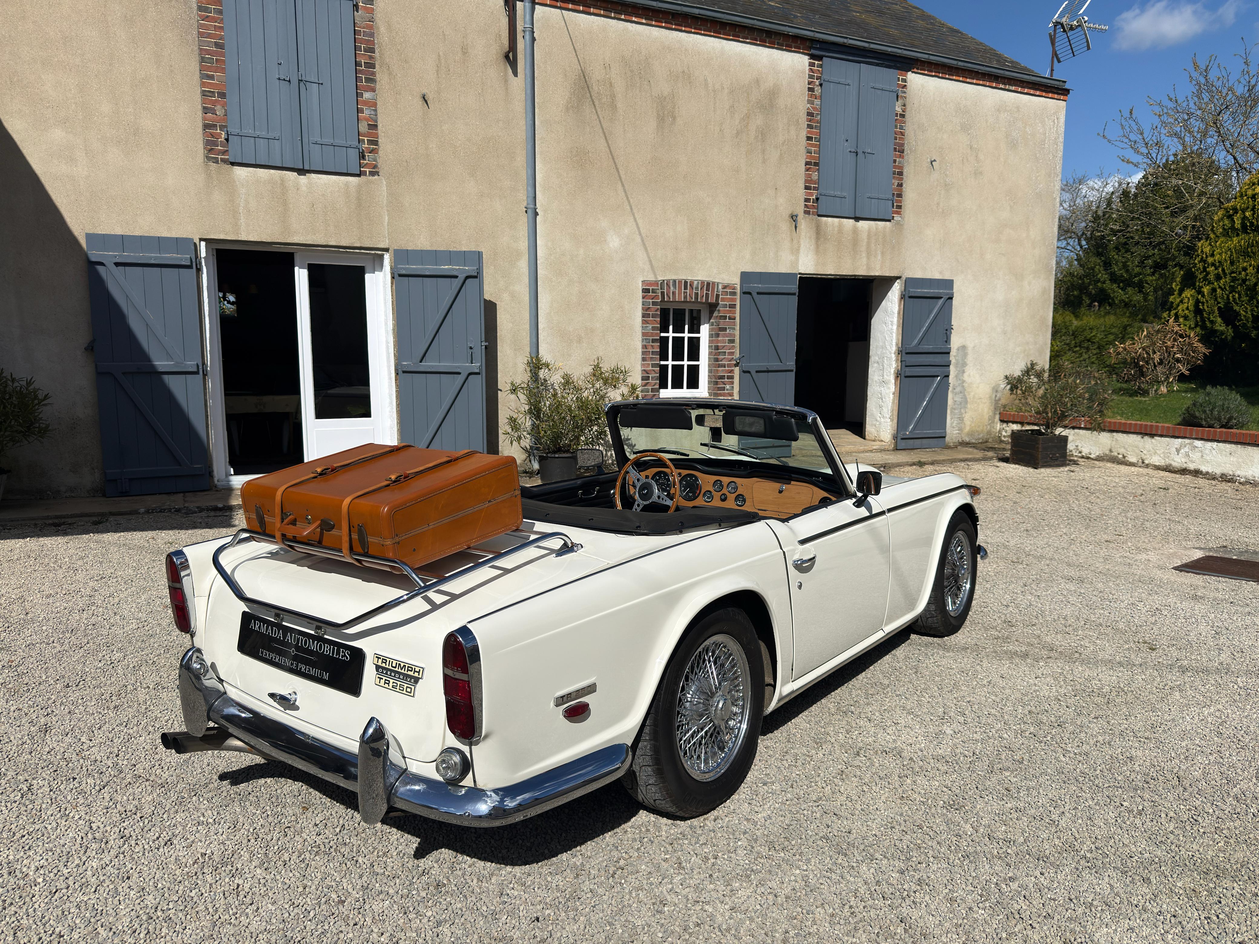 Triumph TR 250 Overdrive cabriolet blanc - Armada Automobiles Pithiviers